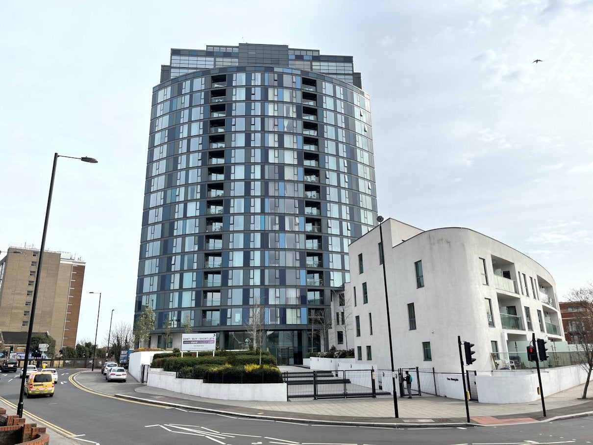 Flat Wellesley Road in Greater London