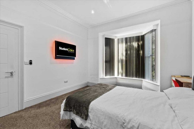 Room Seaton Avenue in Plymouth