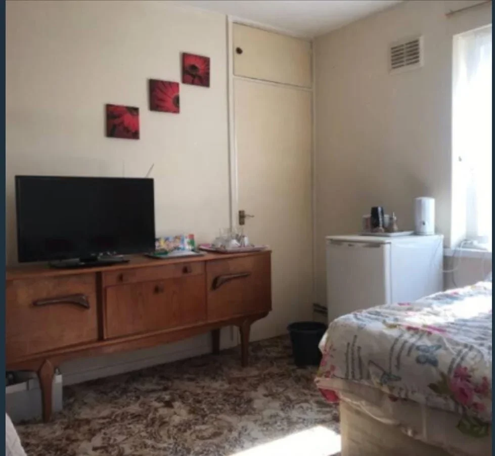 Room Freedom Close in Greater London