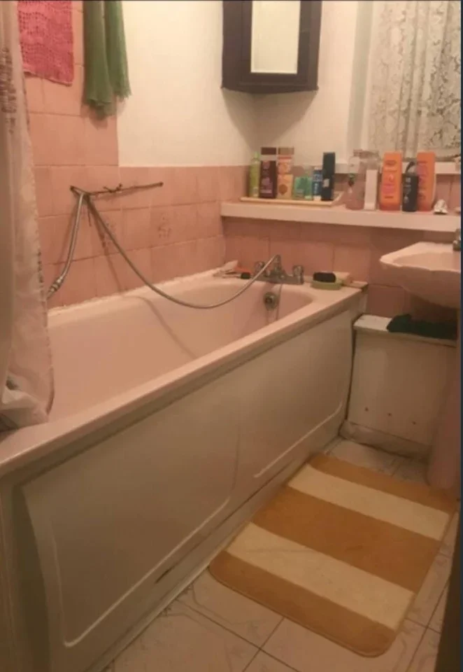Room Freedom Close in Greater London