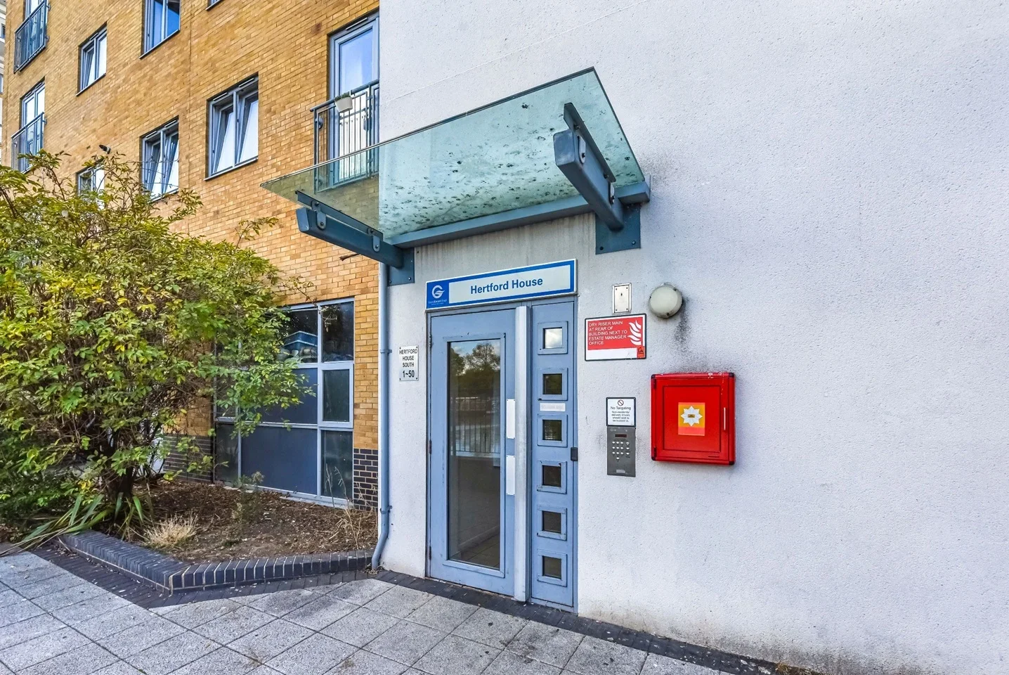 Flat Taywood Road in Greater London