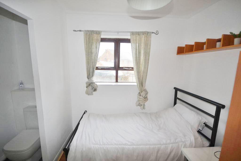 Room Grace Avenue in Milton Keynes