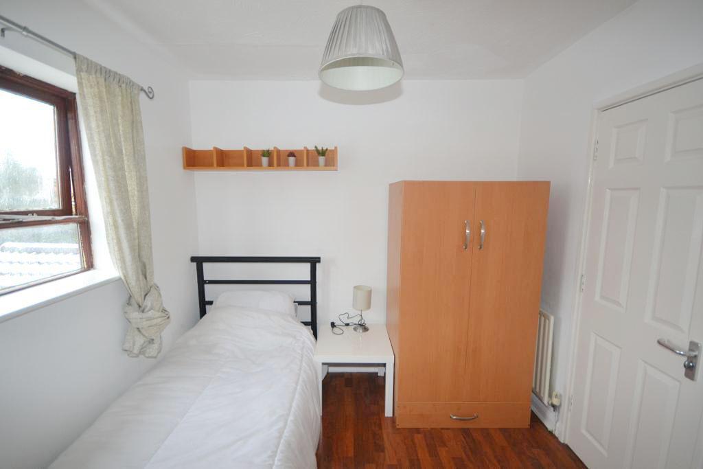 Room Grace Avenue in Milton Keynes