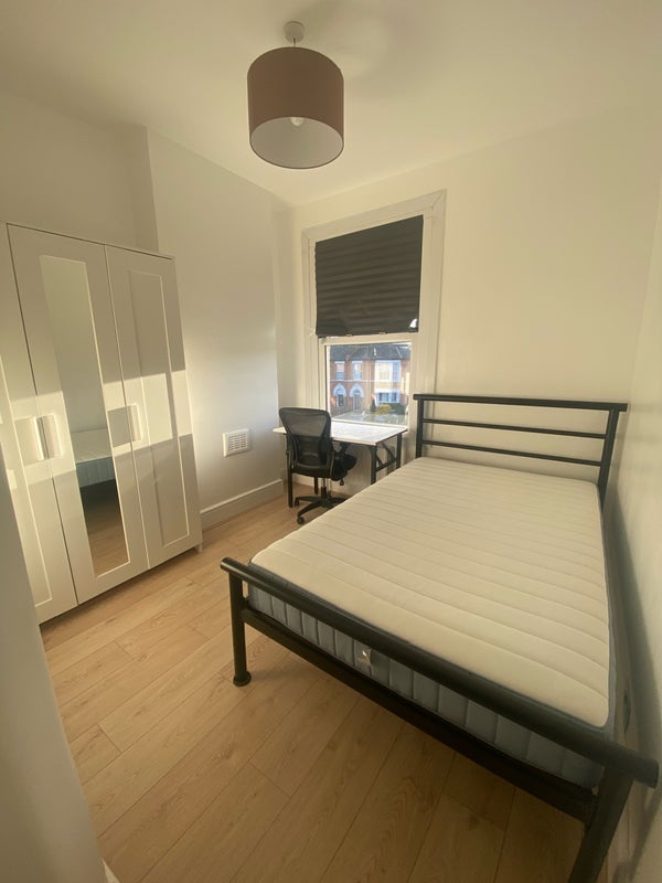 Room Westmount Road in Greater London