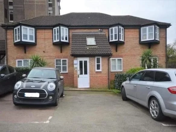 Flat Regarth Avenue in Greater London