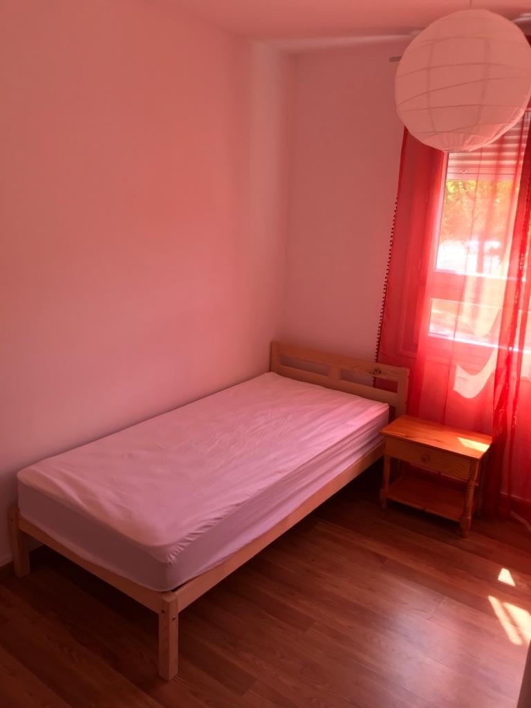 Room Rue des Treilles in Libourne