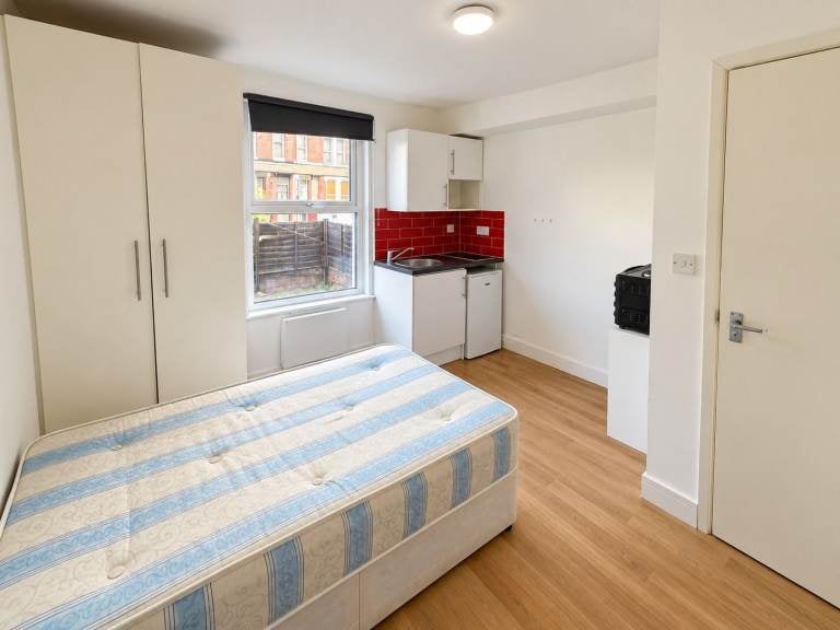 Flat New Windsor Street in Greater London