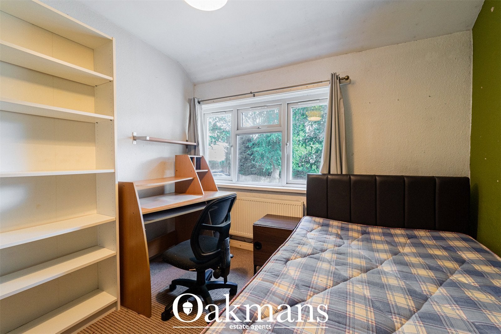 Room Poole Crescent in Birmingham