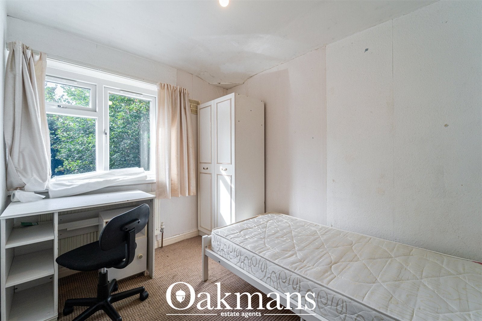 Room Poole Crescent in Birmingham