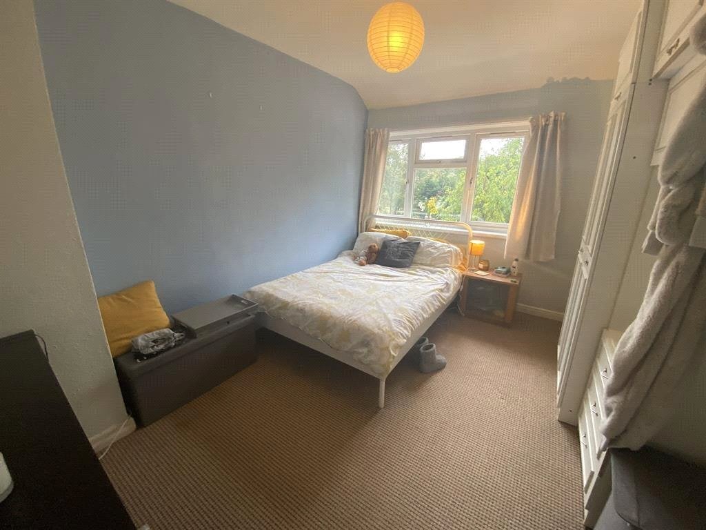 Room Poole Crescent in Birmingham