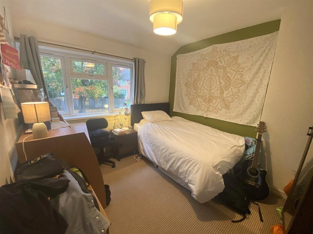 Room Poole Crescent in Birmingham