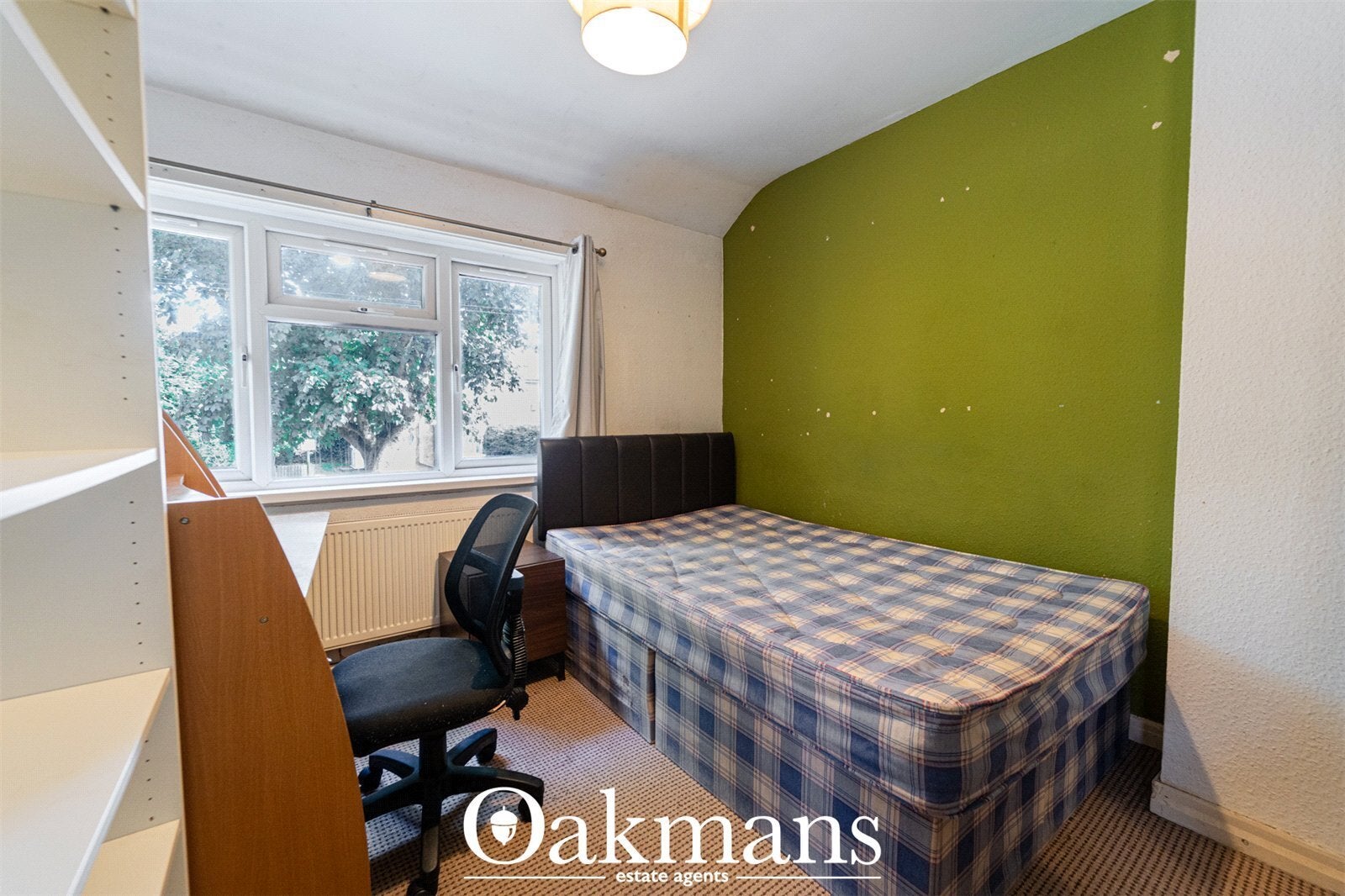 Room Poole Crescent in Birmingham