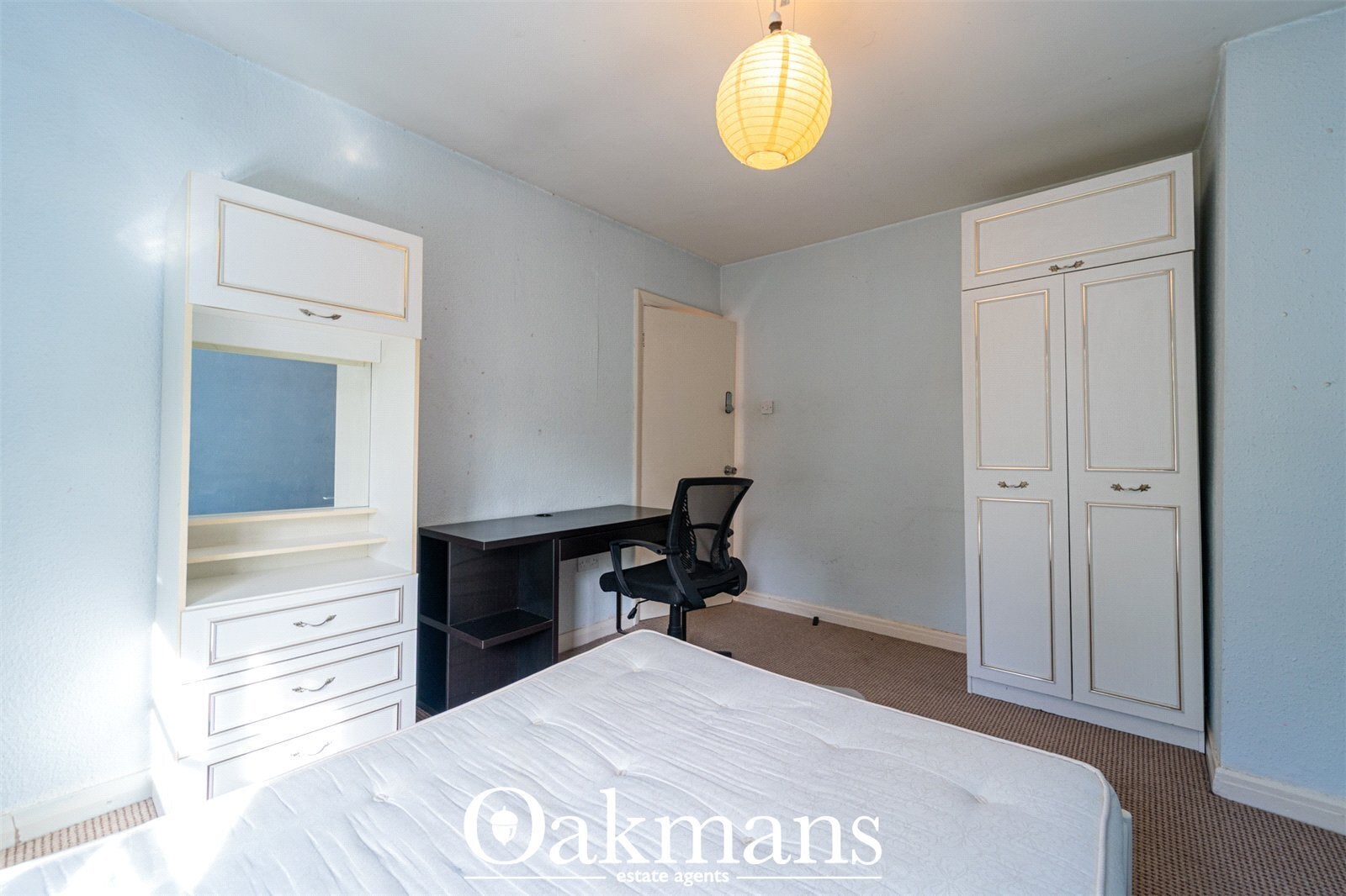 Room Poole Crescent in Birmingham