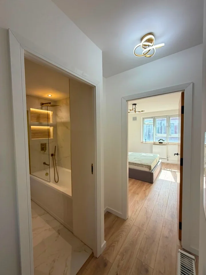 Flat Elspeth Road in Greater London