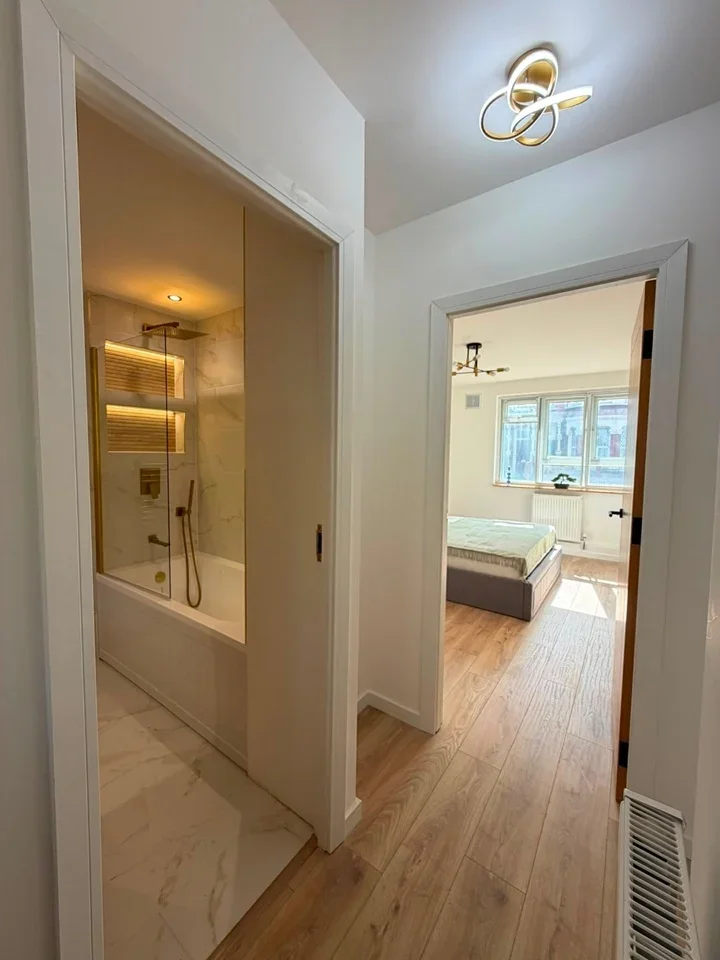 Flat Elspeth Road in Greater London