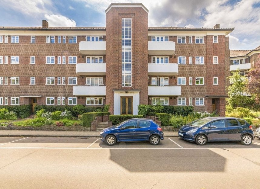 Flat Courtlands in Greater London