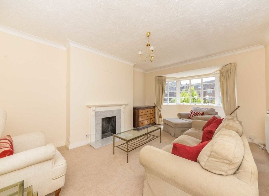 Flat Courtlands in Greater London