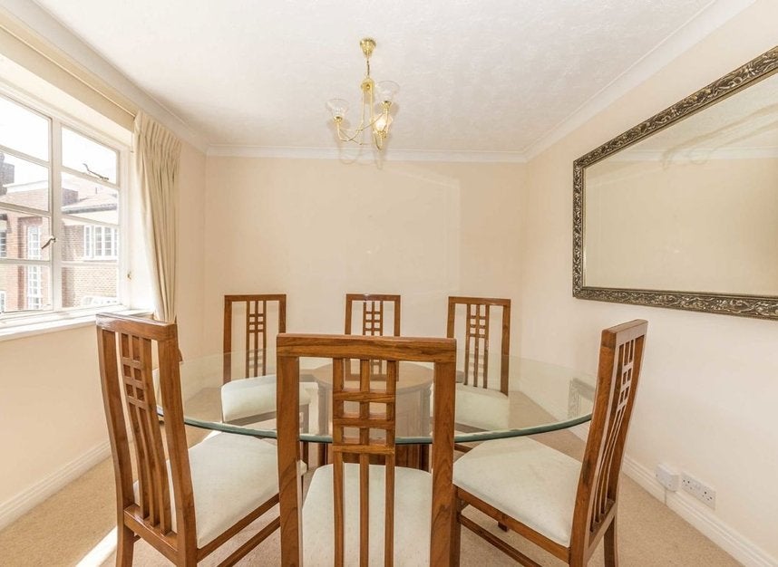 Flat Courtlands in Greater London