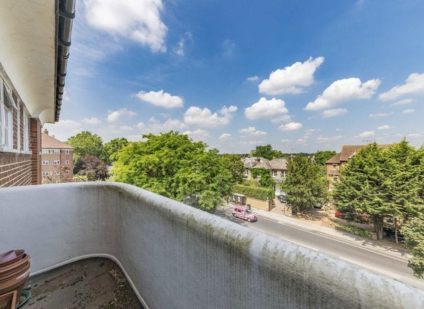 Flat Courtlands in Greater London