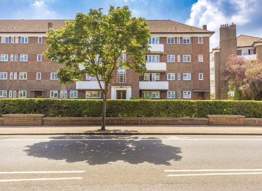 Flat Courtlands in Greater London