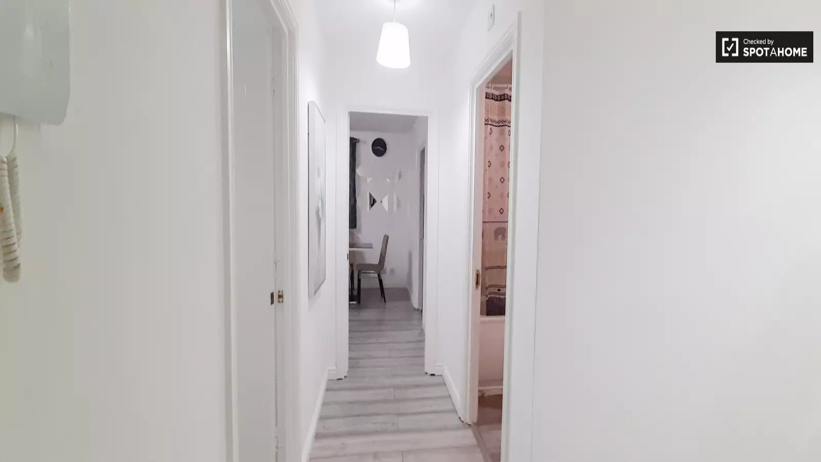 Flat Fairway Drive in Greater London