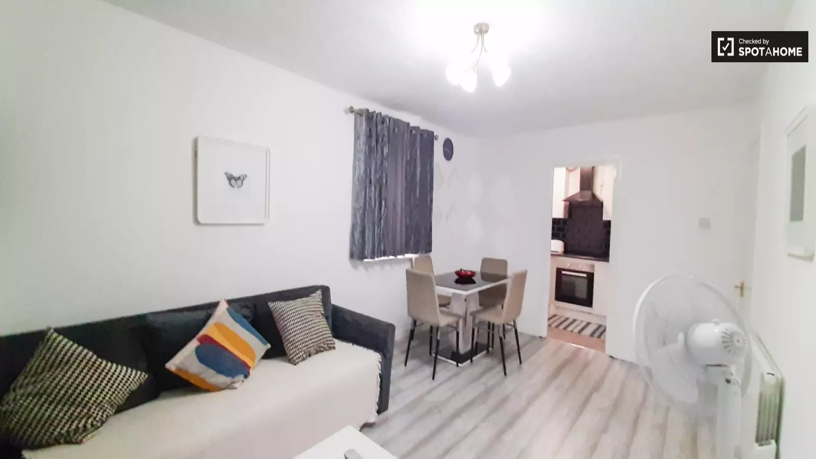 Flat Fairway Drive in Greater London