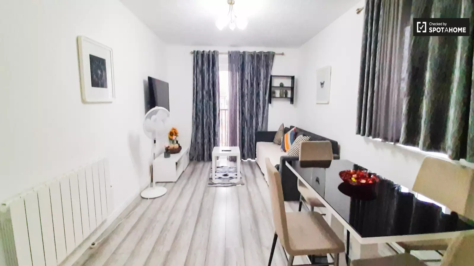 Flat Fairway Drive in Greater London