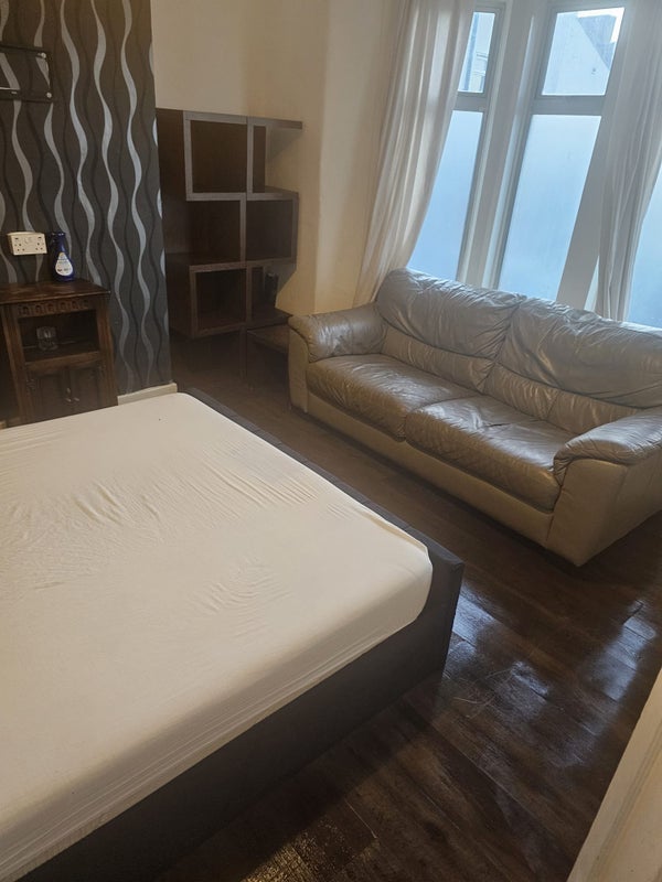 Room Bannerman Road in Bristol