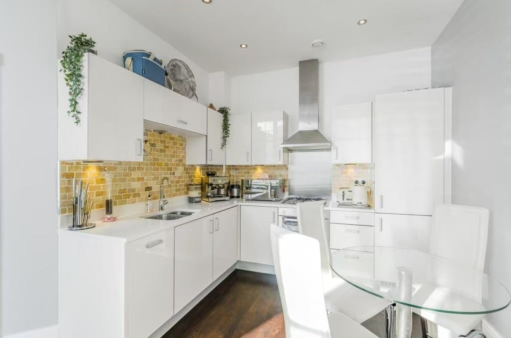 Flat Jack Dimmer Close in Greater London
