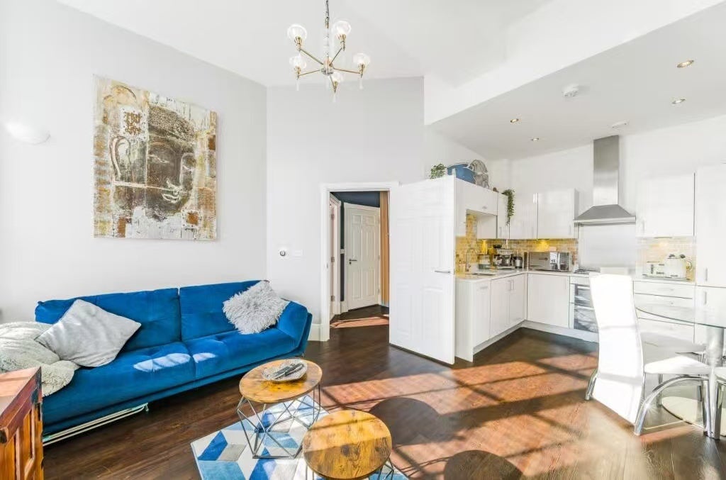 Flat Jack Dimmer Close in Greater London