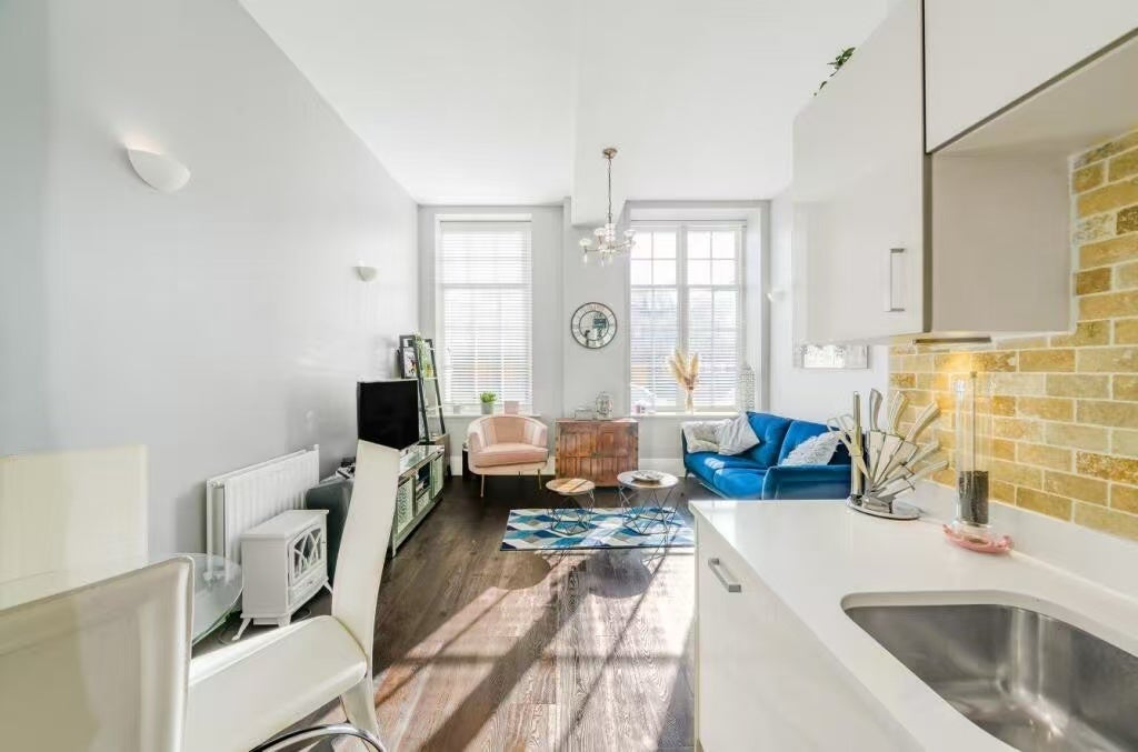 Flat Jack Dimmer Close in Greater London