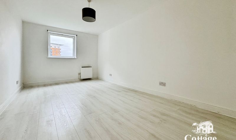 Flat Sheerness Mews in Greater London