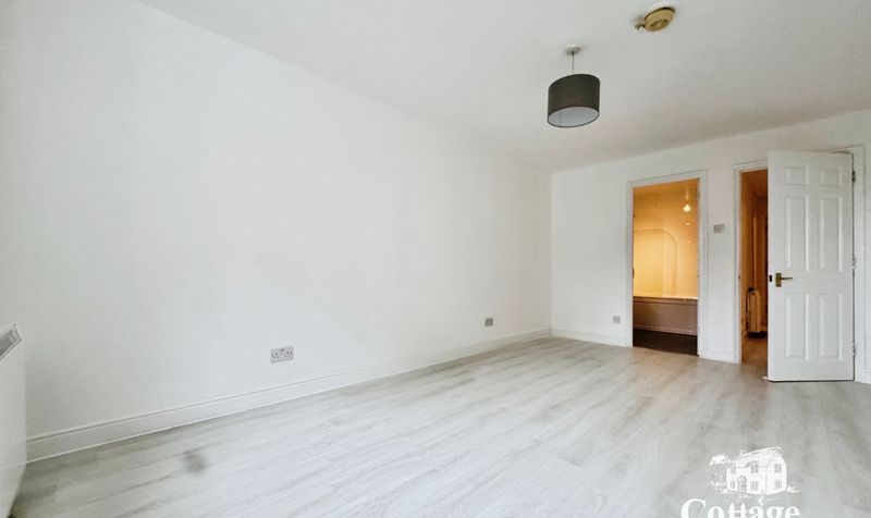 Flat Sheerness Mews in Greater London