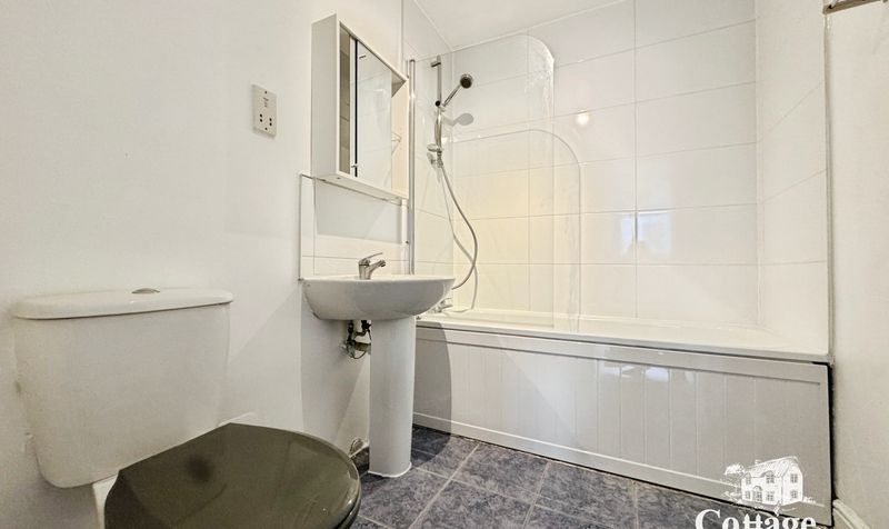 Flat Sheerness Mews in Greater London