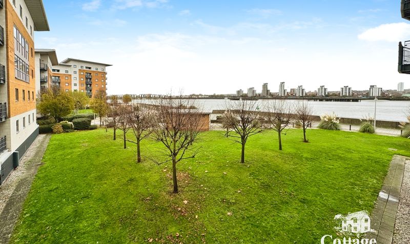 Flat Sheerness Mews in Greater London