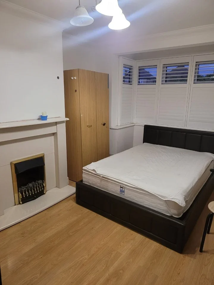 Room Cranford Avenue in Borough of Spelthorne