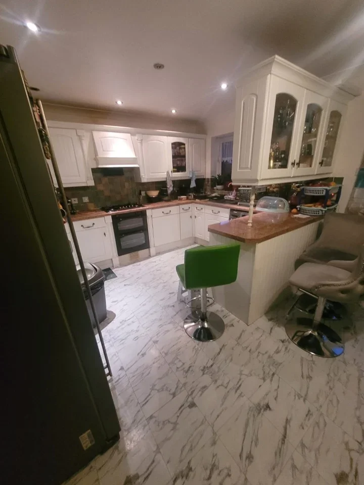 Room Cranford Avenue in Borough of Spelthorne