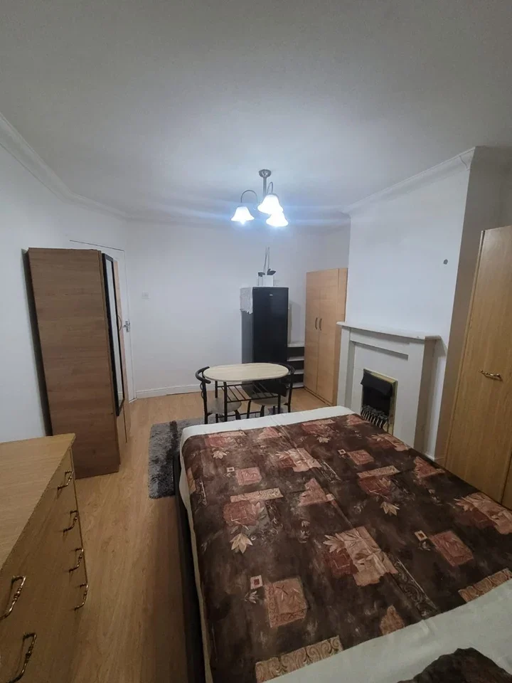 Room Cranford Avenue in Borough of Spelthorne
