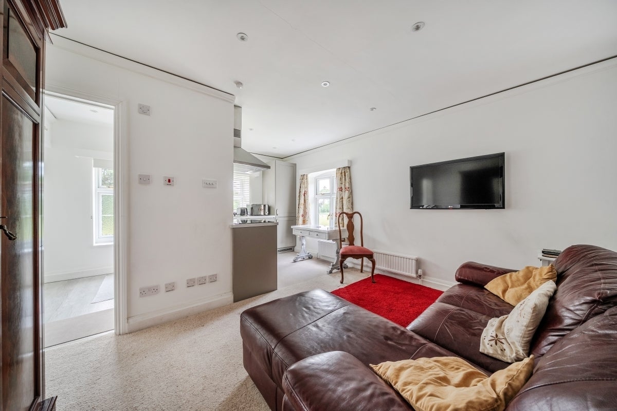 Flat Wyld Court Hill in Hampstead Norreys