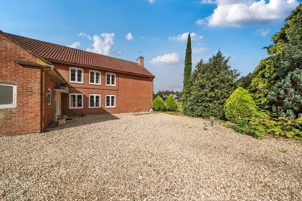 Flat Wyld Court Hill in Hampstead Norreys