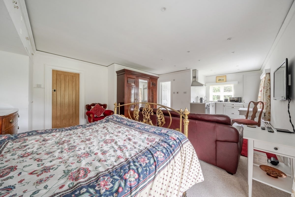 Flat Wyld Court Hill in Hampstead Norreys