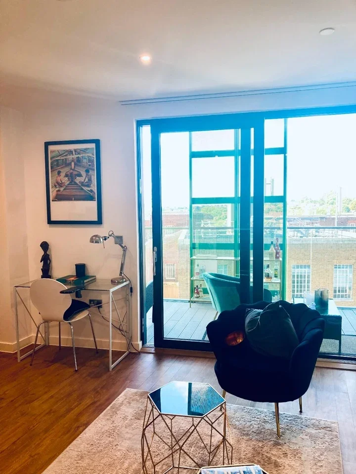 Room Rookery Way in Greater London