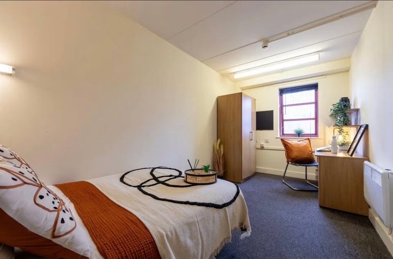 Room Lower Chatham Street in Manchester
