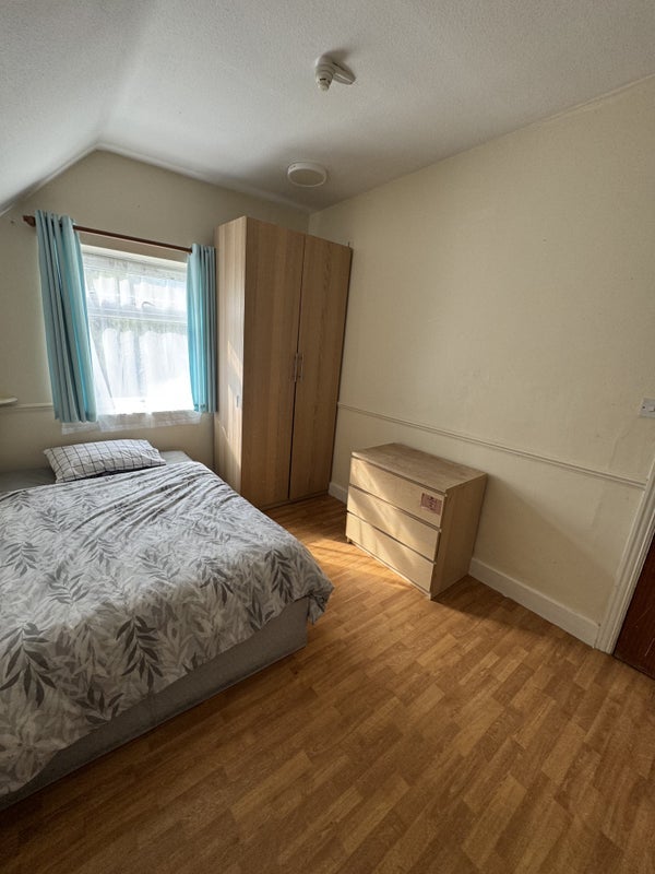 Room Highfield Road in Greater London