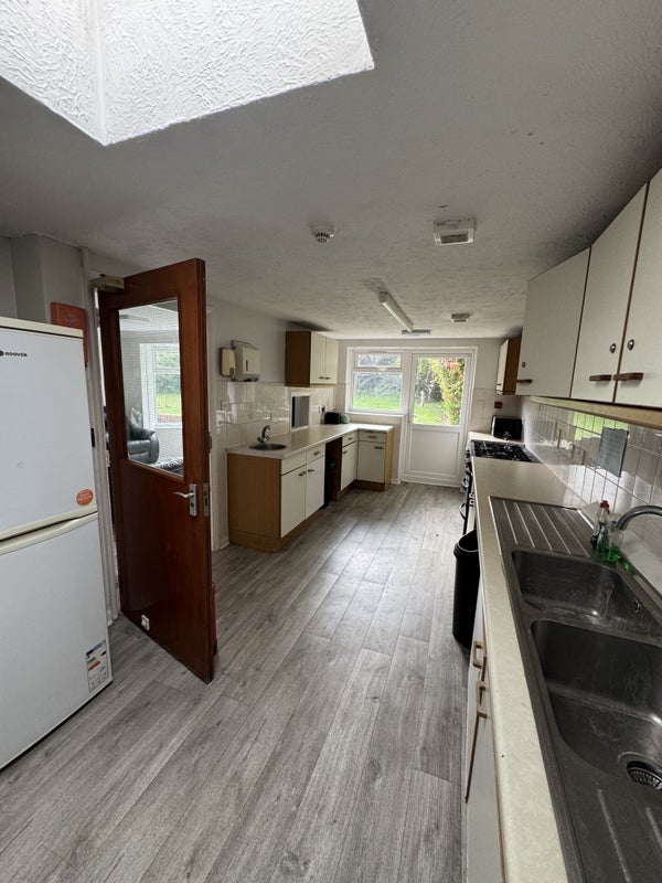 Room Highfield Road in Greater London