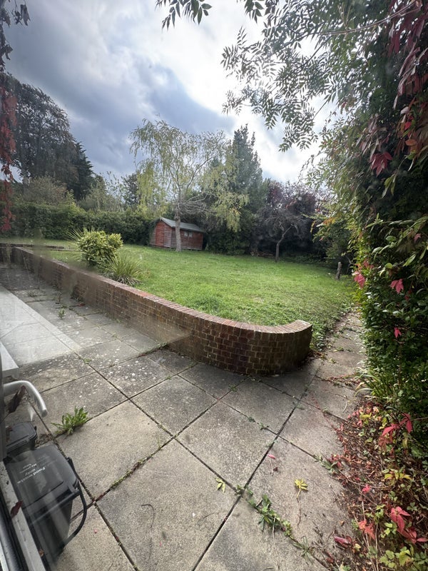 Room Highfield Road in Greater London