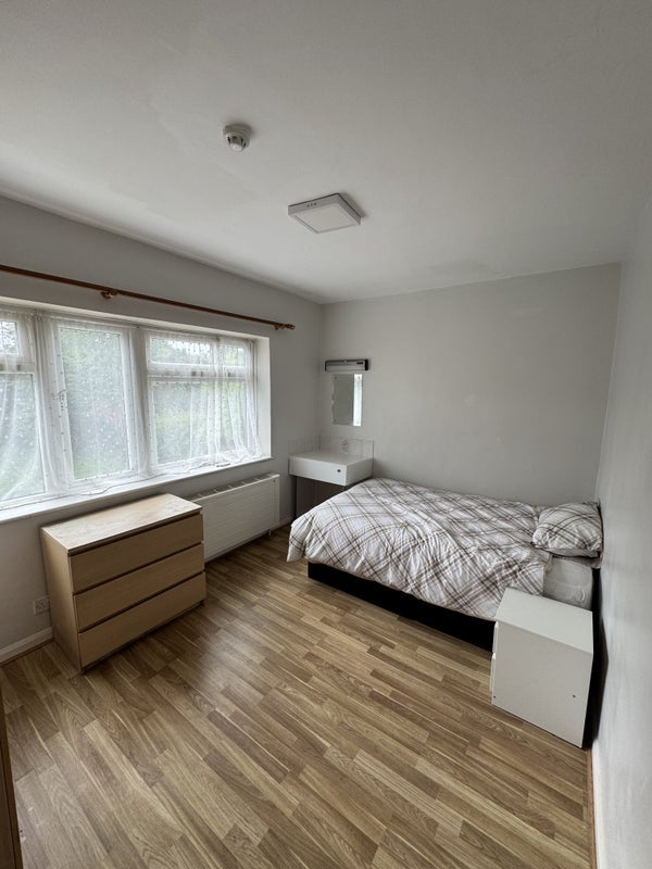 Room Highfield Road in Greater London