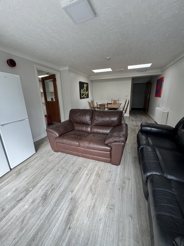 Room Highfield Road in Greater London