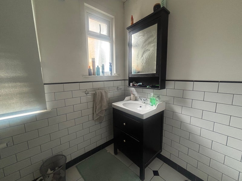 Room Grove Green Road in Greater London