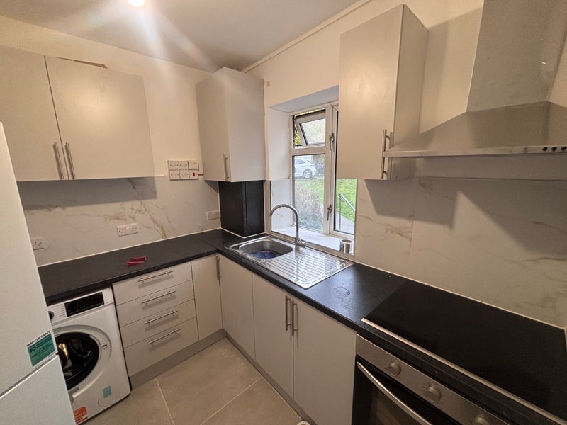 Room Empire Way in Greater London